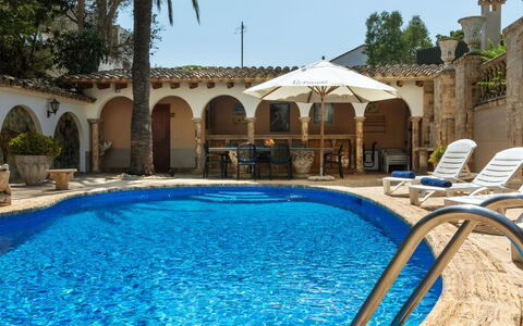 Les Oliveres: Acqua, Proprietà, Pianta, Azzurro, Piscina, Cielo, Shade, Corpo D'Acqua, Albero, Ombrello