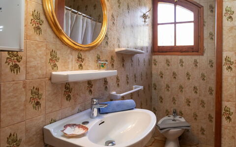 Les Oliveres: Specchio, Marrone, Rubinetto, Idraulico Fixture, Lavello, Proprietà, Fotografia, Lavandino Del Bagno, Finestra, Bagno