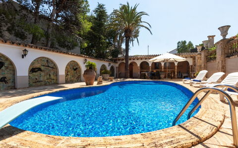Les Oliveres: Acqua, Azzurro, Piscina, Albero, Cielo, Materiale Composito, Arecales, Tempo Libero, Pianta