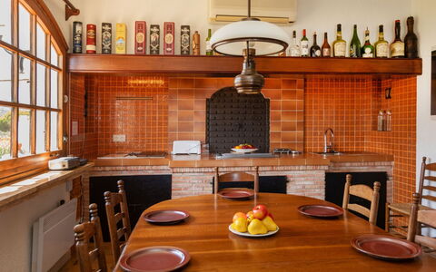Les Oliveres: Tavolo, Cabinetry, Controsoffitto, Proprietà, Mobilia, Cucina, Finestra, Sedia, Legna, Illuminazione