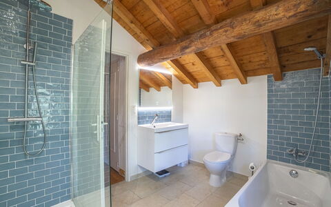 Villa Jeamic: Idraulico Fixture, Costruzione, Bagno, Vasca Da Bagno, Legna, Rubinetto, Finestra, Casa, Lavello, Pavimentazione