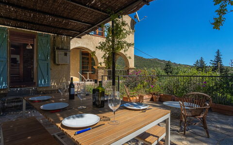 Villa Jeamic: Tavolo, Proprietà, Pianta, Mobilia, Costruzione, Cielo, Vaso Di Fiori, Sedia, Tavolo Esterno, Illuminazione