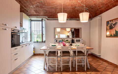 Castell' Alfero 100: Mobilia, Proprietà, Cabinetry, Tavolo, Controsoffitto, Legna, Cucina, Elettrodomestico Da Cucina, Illuminazione, Interior Design