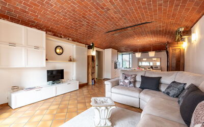 Viola 100.1: Mobilia, Proprietà, Divano, Cornice, Tavolo, Costruzione, Illuminazione, Legna, Soggiorno, Interior Design