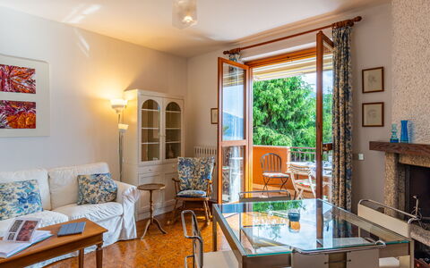 La Casa del Musicista: Tavolo, Mobilia, Proprietà, Divano, Azzurro, Sedia, Legna, Interior Design, Finestra, Pavimento