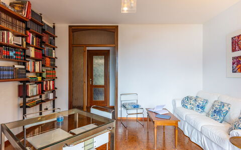 La Casa del Musicista: Tavolo, Mobilia, Proprietà, Divano, Costruzione, Sedia, Interior Design, Legna, Pavimentazione, Pavimento