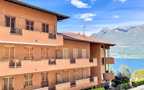 La Casa del Musicista: Costruzione, Nube, Cielo, Finestra, Pianta, Albero, Casa, Urban Design, Montagna, Zona Residenziale