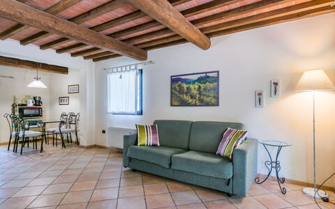 La Cupola: Girasole: Mobilia, Divano, Proprietà, Cornice, Tavolo, Interior Design, Legna, Comfort, Soggiorno, Pavimento