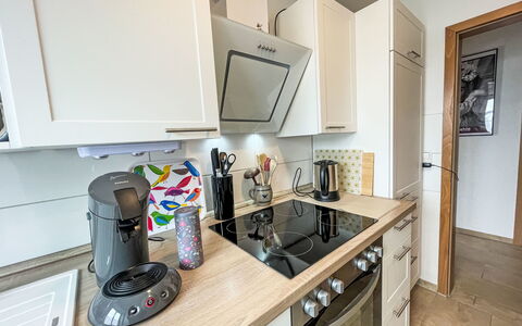 Auszeit: Cabinetry, Controsoffitto, Proprietà, Cucina, Elettrodomestico Da Cucina, Elettrodomestico, Costruzione, Scrivania Del Computer, Interior Design, Cassetto