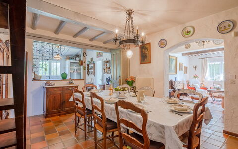 La Palombière: Tavolo, Mobilia, Proprietà, Sedia, Legna, Interior Design, Costruzione, Cucina & Sala Da Pranzo Tavolo, Pavimento, Immobiliare