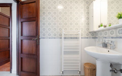 Pula 100: Specchio, Rubinetto, Idraulico Fixture, Proprietà, Lavello, Bagno, Porta, Pianta, Costruzione, Interior Design