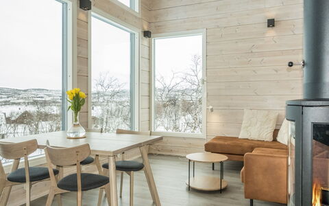 Saana Aurora: Mobilia, Pavimentazione, Pavimento In Legno, Pavimento, Legna, Interior Design, Tavolo, Cucina & Sala Da Pranzo Tavolo, Sedia, Sala Da Pranzo