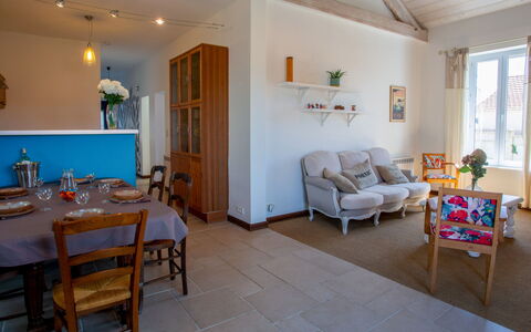 La Goélette: Tavolo, Mobilia, Proprietà, Cornice, Azzurro, Finestra, Sedia, Legna, Illuminazione, Interior Design
