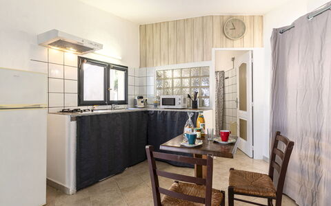 Porto Vecchio 157: Mobilia, Proprietà, Tavolo, Cabinetry, Sedia, Costruzione, Legna, Interior Design, Casa, Pavimentazione