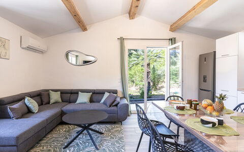 Porto Vecchio 157: Tavolo, Mobilia, Proprietà, Cornice, Divano, Legna, Interior Design, Finestra, Architettura, Pavimento