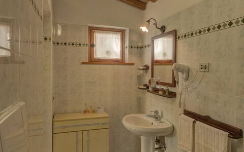 Leccino: Rubinetto, Idraulico Fixture, Proprietà, Lavello, Specchio, Costruzione, Interior Design, Lavandino Del Bagno, Illuminazione, Bagno
