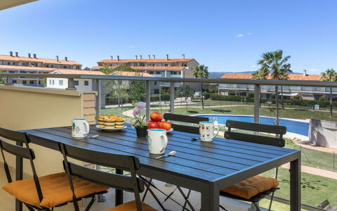 Dama: Proprietà, Acqua, Cielo, Interior Design, Costruzione, Piscina, Tempo Libero, Shade, Albero, Condominio