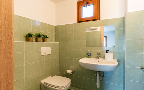 Miki Mhouse: Proprietà, Idraulico Fixture, Lavandino Del Bagno, Bagno, Viola, Blu, Lavello, Rubinetto, Specchio, Interior Design