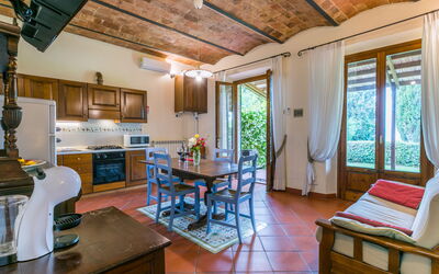 Monache 3 975.3: Tavolo, Mobilia, Finestra, Legna, Divano, Interior Design, Pavimento, Soggiorno, Pavimentazione, Costruzione
