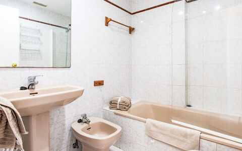 Los Almendros: Specchio, Idraulico Fixture, Rubinetto, Lavello, Proprietà, Lavandino Del Bagno, Vasca Da Bagno, Bagno, Viola, Interior Design