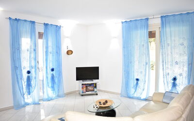 Casa Tiberina Apartments With Pool In Umbria: Proprietà, Mobilia, Blu, Finestra, Azzurro, Tessile, Comfort, Tenda, Legna, Tavolo