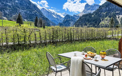 Bergluft: Cielo, Nube, Montagna, Pianta, Mobilia, Tavolo, Sedia, Paesaggio Naturale, Foglia, Albero