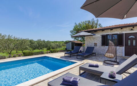 Claudia: Acqua, Proprietà, Cielo, Azzurro, Shade, Piscina, Pianta, Mobili Da Esterno, Albero, Zona Residenziale