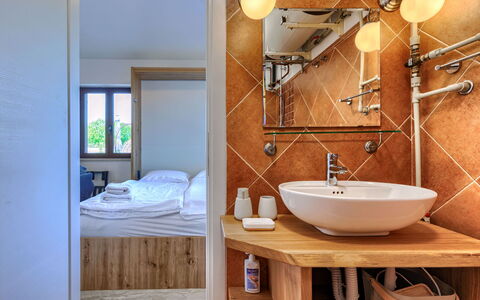 Claudia: Specchio, Rubinetto, Mobiletto Del Bagno, Idraulico Fixture, Proprietà, Lavello, Lavandino Del Bagno, Bagno, Legna, Illuminazione