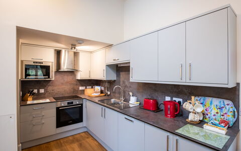 The Barn: Cabinetry, Controsoffitto, Elettrodomestico Da Cucina, Cucina Stufa, Legna, Cucina, Elettrodomestico, Interior Design, Pavimentazione, Pavimento