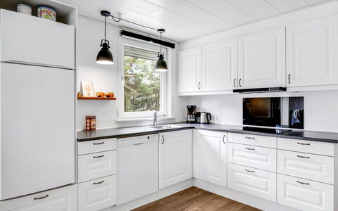 Manko - 1Km from the Sea: Cucina, Cabinetry, Elettrodomestico Da Cucina, Controsoffitto, Pavimentazione, Apparecchio Major, Legna, Interior Design, Mobilia, Cassetto