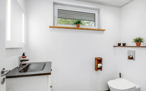 Manko - 1Km from the Sea: Parete, Pavimentazione, Idraulico Fixture, Interior Design, Pavimento, Idraulico, Bagno, Gabinetto, Soffitto, Rubinetto