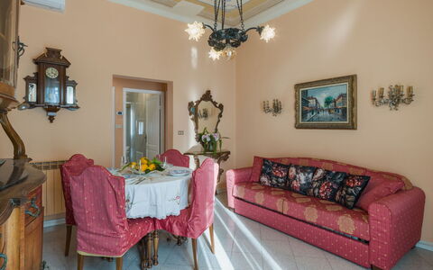 Moneglia 160: Mobilia, Interior Design, Camera, Pavimentazione, Tavolo, Soggiorno, Pavimento, Tessile, Cornice, Divano