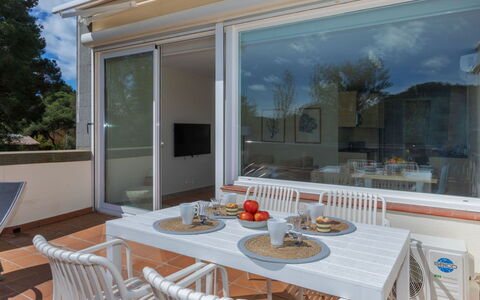 Inpals Beach & Golf: Tavolo, Mobilia, Proprietà, Pianta, Blu, Sedia, Tavola, Shade, Interior Design, Mobili Da Esterno