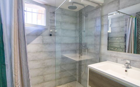 Miramar: Bagno, Pavimentazione, Pavimento, Idraulico Fixture, Interior Design, Gabinetto, Piastrella, Doccia, Idraulico, Materiale Composito