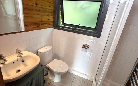 Lodge 4 Hot Tub: Legna, Idraulico Fixture, Pavimentazione, Bagno, Pavimento, Interior Design, Idraulico, Toilet Seat, Gabinetto, Camera