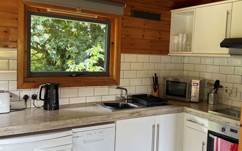 Lodge 4 Hot Tub: Legna, Elettrodomestico Da Cucina, Cucina, Interior Design, Apparecchio Major, Pavimentazione, Controsoffitto, Mobilia, Elettrodomestico, Camera