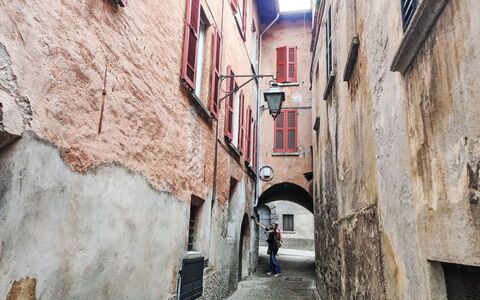 Lisetta: Costruzione, Finestra, Auto, Veicolo, Manto Stradale, Casa, Quartiere, Strada, Facciata, Vicolo