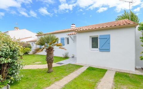 Ile de Noirmoutier 651: Cielo, Nube, Pianta, Costruzione, Proprietà, Finestra, Casa, Lotto, Albero, Erba