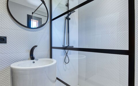 La Cabane Andernosienne: Specchio, Costruzione, Idraulico Fixture, Proprietà, Rubinetto, Finestra, Bagno, Interior Design, Casa