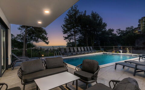 Visum Mare Tribus: Acqua, Cielo, Mobilia, Proprietà, Tavolo, Azzurro, Shade, Costruzione, Pianta, Interior Design