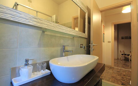 Dal Molin Apartment, Garda Lake, Ac, Fitness, Jacu: Rubinetto, Specchio, Idraulico Fixture, Proprietà, Lavello, Lavandino Del Bagno, Costruzione, Bagno, Mobiletto Del Bagno, Legna