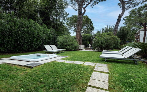 Dal Molin Apartment, Garda Lake, Ac, Fitness, Jacu: Pianta, Comunita 'Impianto, Shade, Cielo, Mobili Da Esterno, Lotto, Nube, Albero, Rettangolo, Arbusto