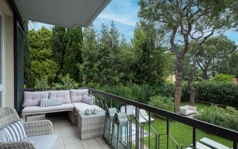 Dal Molin Apartment, Garda Lake, Ac, Fitness, Jacu: Pianta, Proprietà, Mobilia, Cielo, Costruzione, Albero, Shade, Erba, Nube, Divano