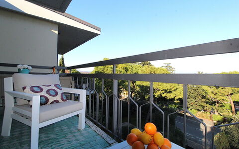 Catullo 18 Apartment, Garda Lake, Jacuzzi, Fitness: Cielo, Costruzione, Portico, Shade, Casa, Mobili Da Esterno, Tempo Libero, Recinzione, Immobiliare, Albero