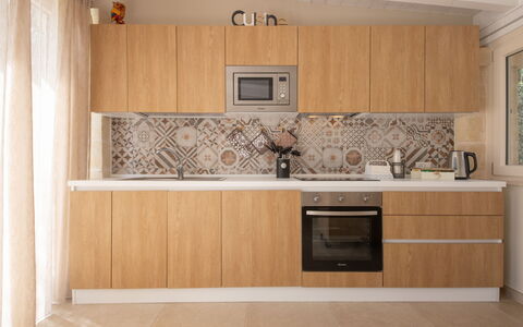 Terra Mater: Cucina, Controsoffitto, Apparecchio Major, Elettrodomestico Da Cucina, Legna, Pavimentazione, Cabinetry, Interior Design, Pavimento, Marrone
