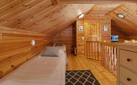 Tintin Mökki: Mobilia, Interior Design, Pavimentazione, Pavimento, Tavolo, Soffitto, Cucina & Sala Da Pranzo Tavolo, Illuminazione, Sedia, Casa