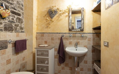 La Vecchia Stalla: Specchio, Marrone, Rubinetto, Lavello, Idraulico Fixture, Proprietà, Lavandino Del Bagno, Mobiletto Del Bagno, Bagno, Viola