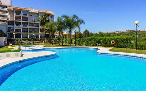 Aldea Hills: Acqua, Cielo, Pianta, Proprietà, Piscina, Azzurro, Costruzione, Albero, Finestra, Corpo D'Acqua