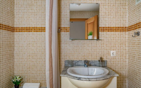 Aldea Hills: Specchio, Rubinetto, Idraulico Fixture, Lavello, Pianta, Proprietà, Lavandino Del Bagno, Costruzione, Bagno, Interior Design