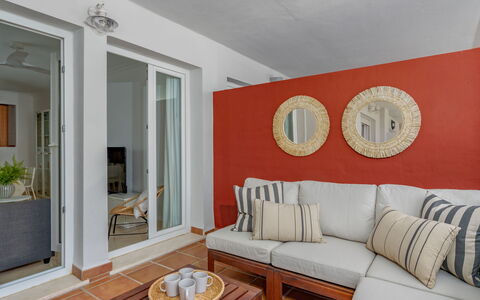 Aldea Hills: Tavolo, Mobilia, Divano, Legna, Comfort, Illuminazione, Divano Letto, Interior Design, Soggiorno, Shade
